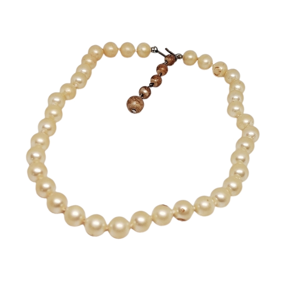 .Elegant Faux Cream Pearls Choker
